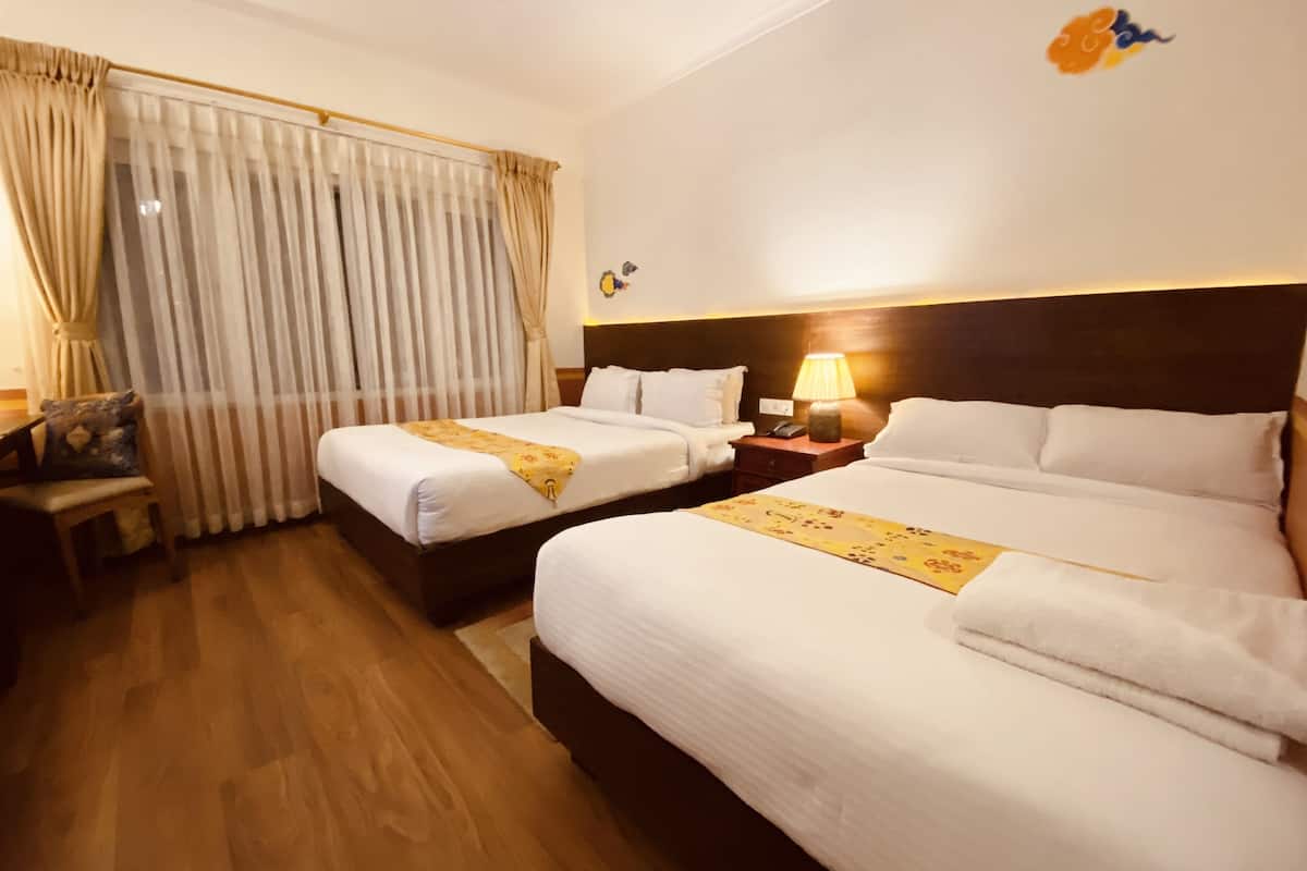 family room | 1 bedroom, premium bedding, desk, laptop workspace