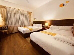 Familienzimmer | Hochwertige Bettwaren, Schreibtisch, laptopgeeigneter Arbeitsplatz