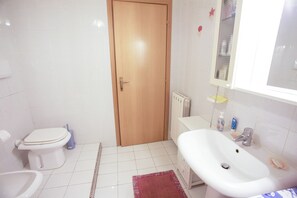 Apartamento, 1 quarto | Banheiro | Chuveiro, chuveiro com efeito de chuva, secador de cabelo, bidê
