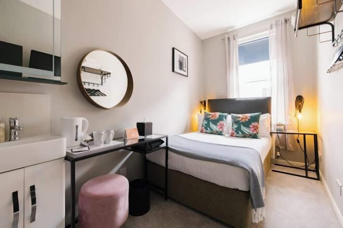 Desk, laptop workspace, iron/ironing board, free WiFi