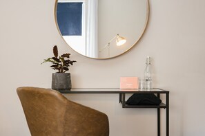 Schreibtisch, laptopgeeigneter Arbeitsplatz, Bügeleisen/Bügelbrett