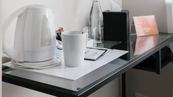 Single room shared bathroom | Desk, laptop workspace, iron/ironing board, free WiFi