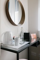 Single room shared bathroom | 办公桌、笔记本电脑工作区、熨斗/熨板、免费 WiFi