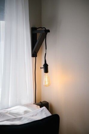 Single room shared bathroom | Desk, laptop workspace, iron/ironing board, free WiFi - The Borough (London)