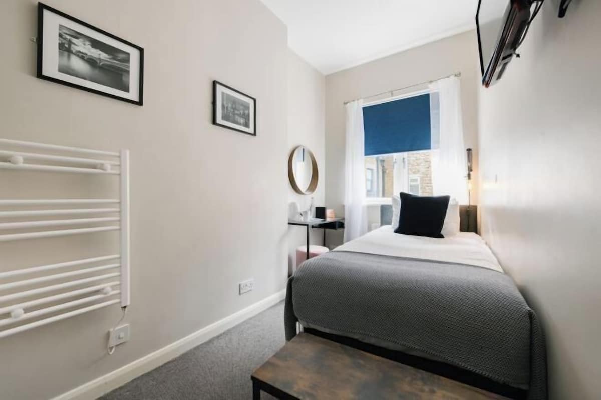 Desk, laptop workspace, iron/ironing board, free WiFi
