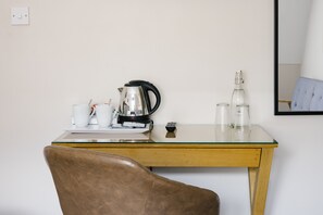 Desk, laptop workspace, iron/ironing board, free WiFi - The Borough (London)