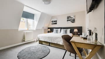 Triple En-Suite | Desk, laptop workspace, iron/ironing board, free WiFi