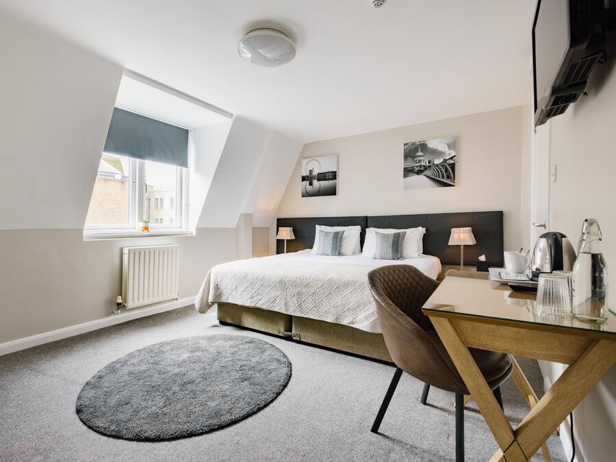 Triple En-Suite | Desk, laptop workspace, iron/ironing board, free WiFi