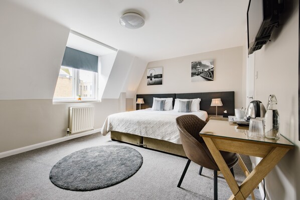 Triple En-Suite | Schreibtisch, laptopgeeigneter Arbeitsplatz, Bügeleisen/Bügelbrett