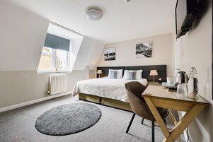 Triple En-Suite | 办公桌、笔记本电脑工作区、熨斗/熨板、免费 WiFi