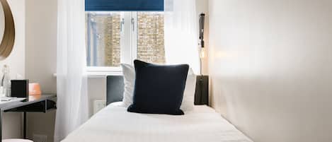 Single room shared bathroom | Schreibtisch, laptopgeeigneter Arbeitsplatz, Bügeleisen/Bügelbrett