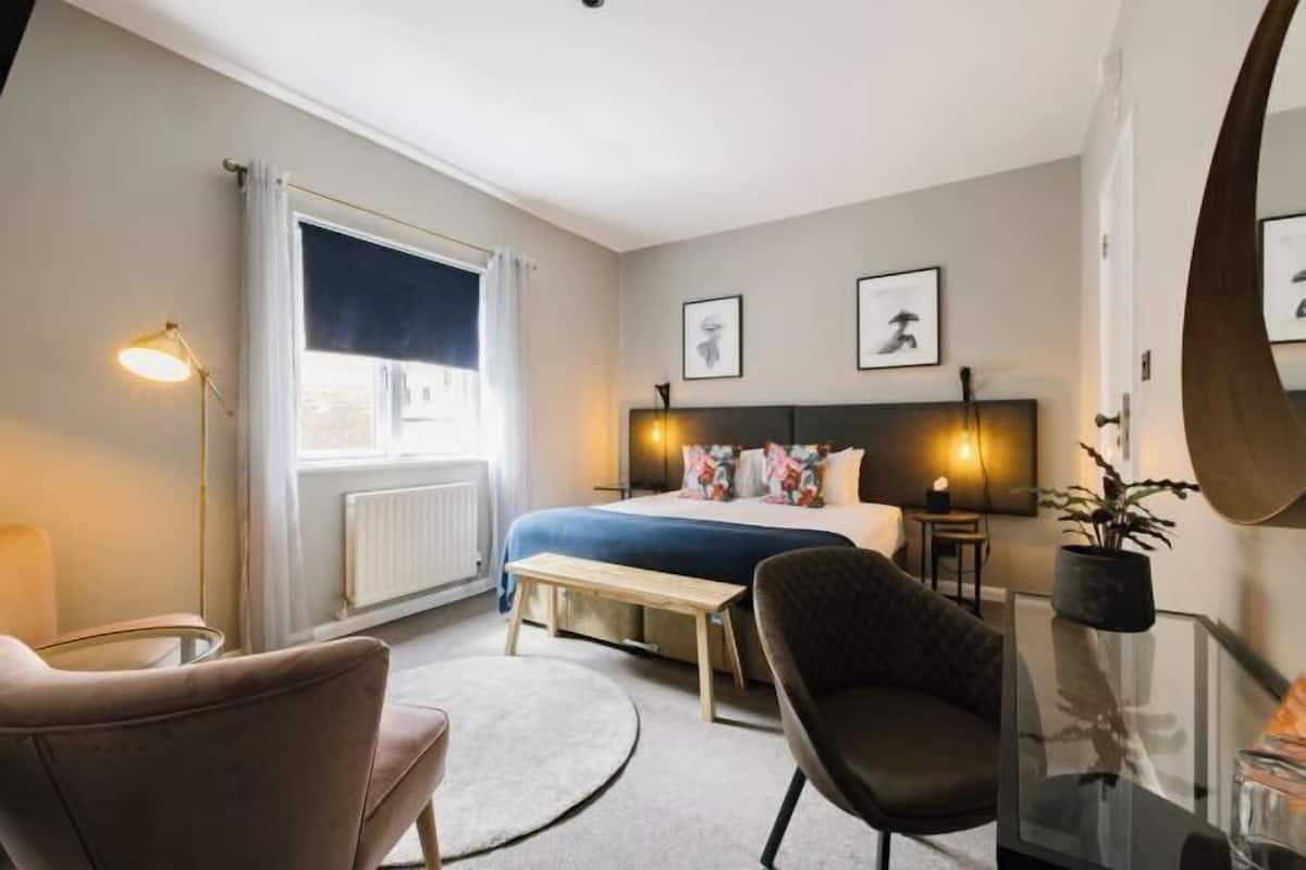 Desk, laptop workspace, iron/ironing board, free WiFi