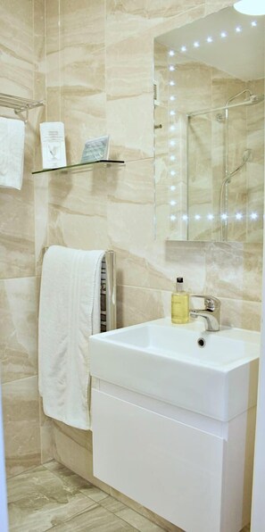 Shower, free toiletries, hair dryer, towels - The Borough (London)