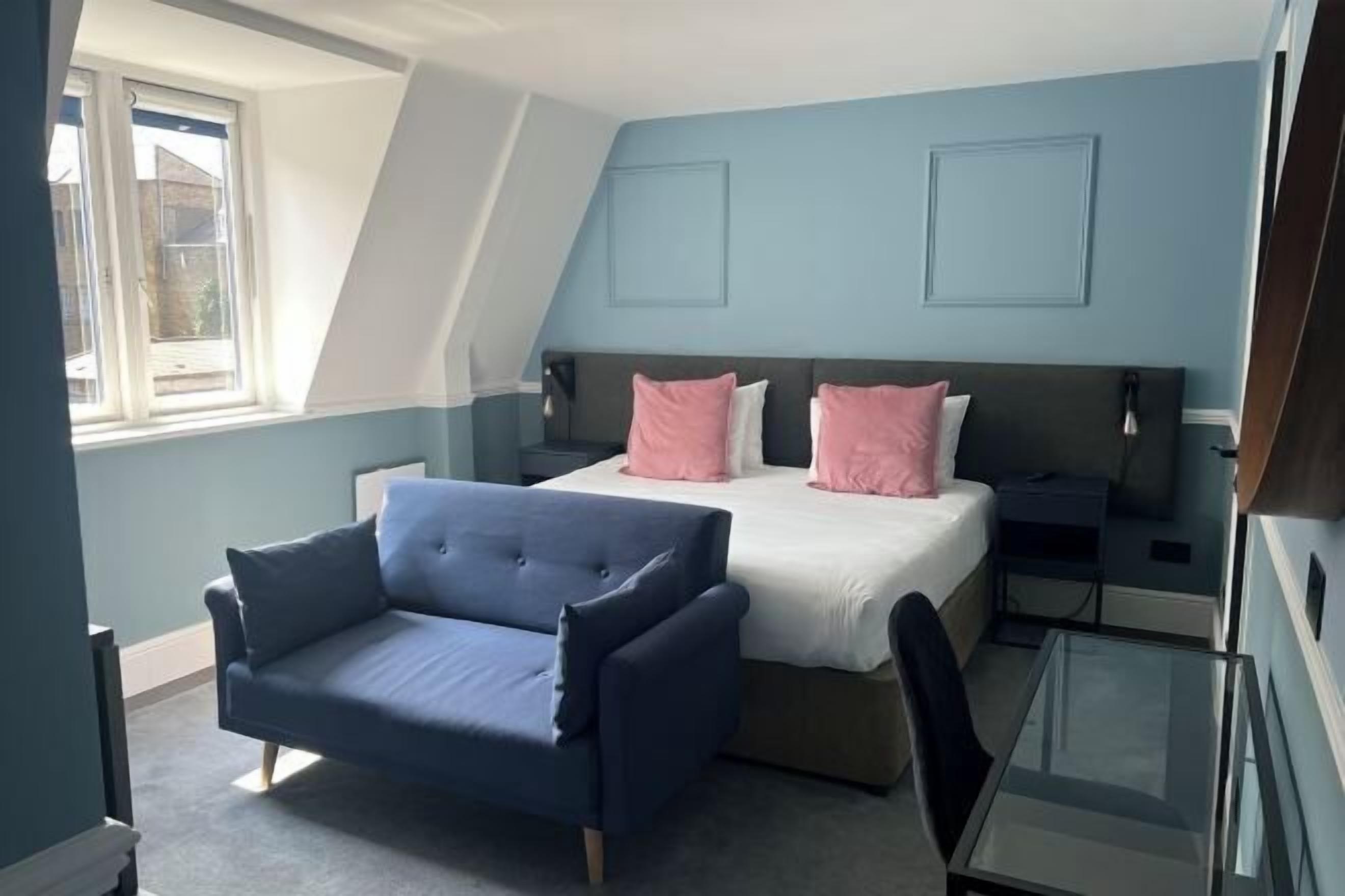 Desk, laptop workspace, iron/ironing board, free WiFi