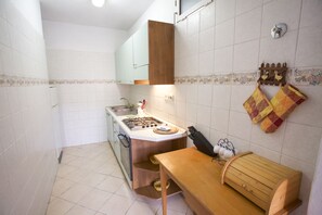 Apartment | Eigene Kochnische | Großer Kühlschrank, Ofen, Herdplatte