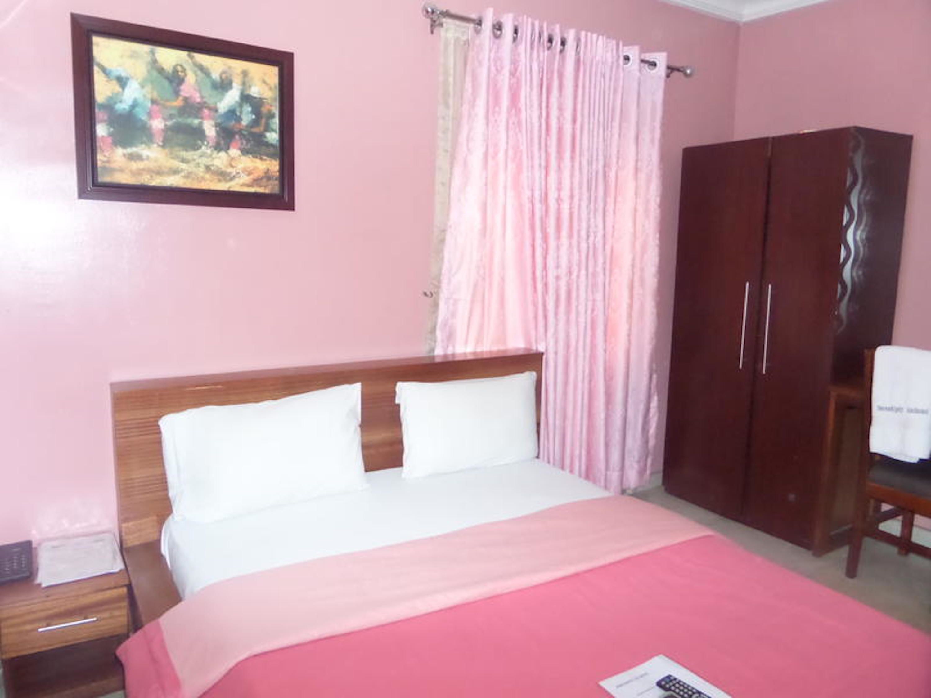 1 Schlafzimmer, hochwertige Bettwaren, Zimmersafe, Schreibtisch