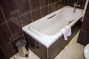 Shower, free toiletries, towels - Serendipity Anchotel (Lagos)