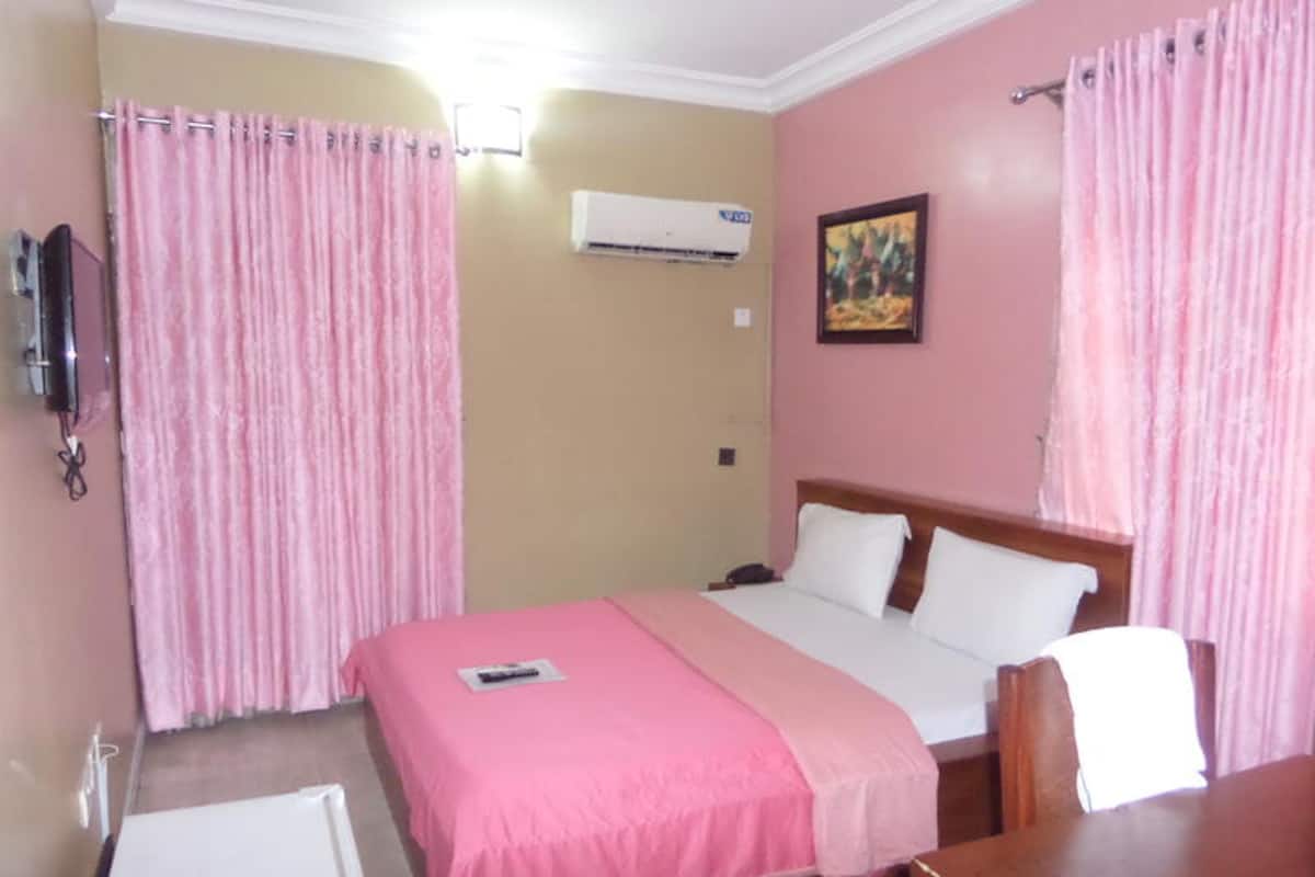 1 bedroom, premium bedding, in-room safe, desk