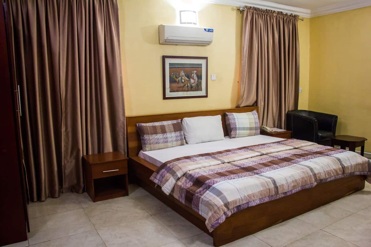 1 bedroom, premium bedding, in-room safe, desk