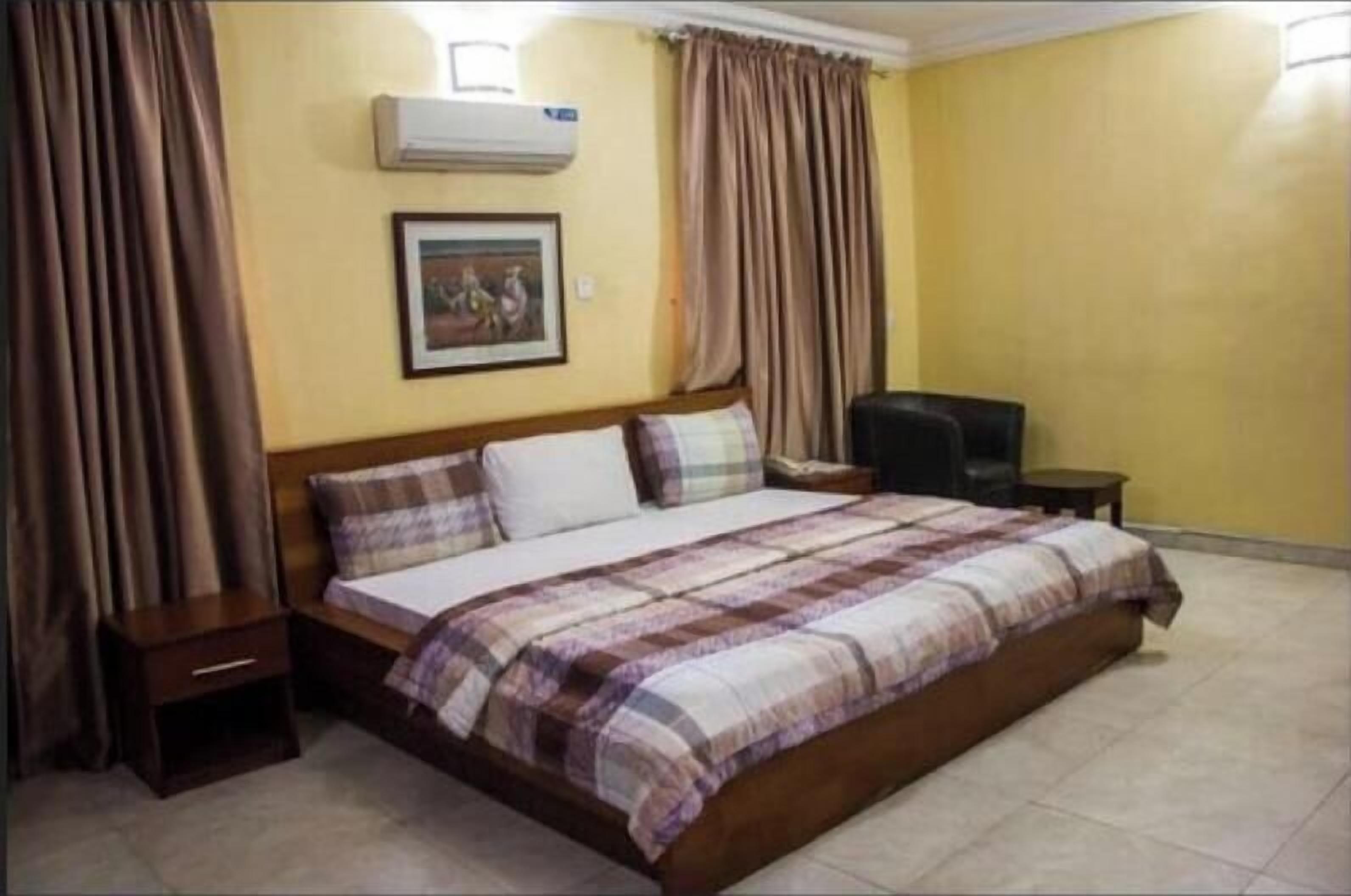 1 Schlafzimmer, hochwertige Bettwaren, Zimmersafe, Schreibtisch