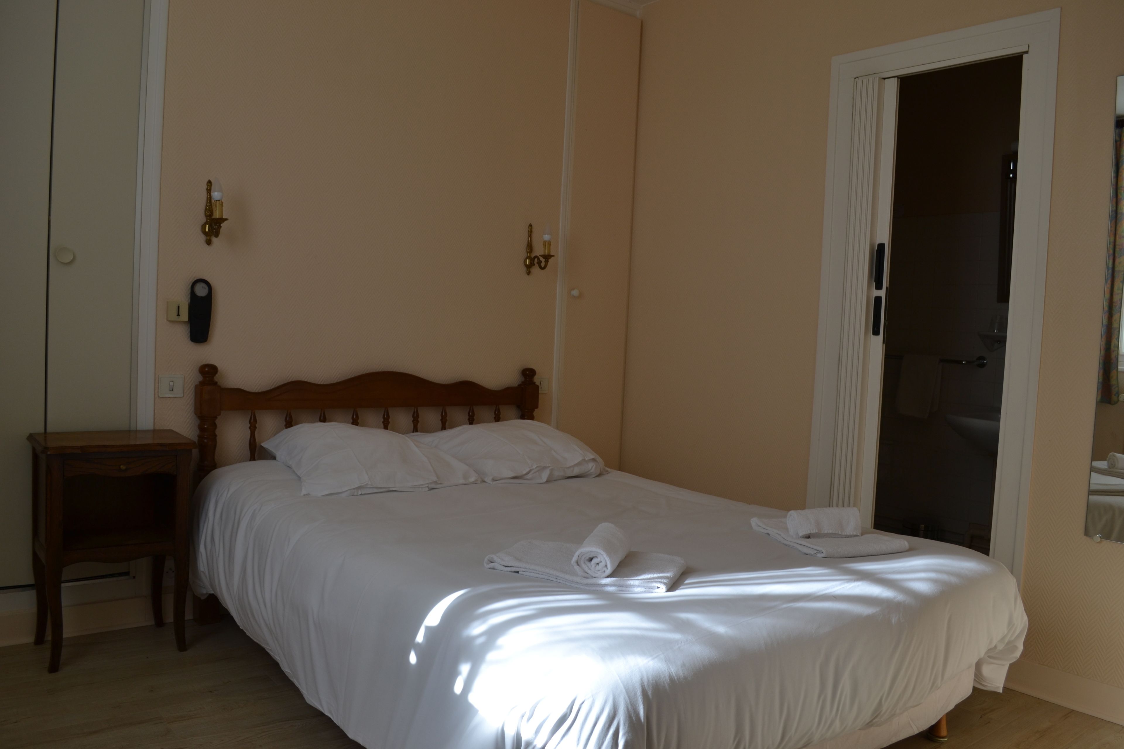 double room, 1 double bed | individually decorated, individually furnished, desk, blackout curtains