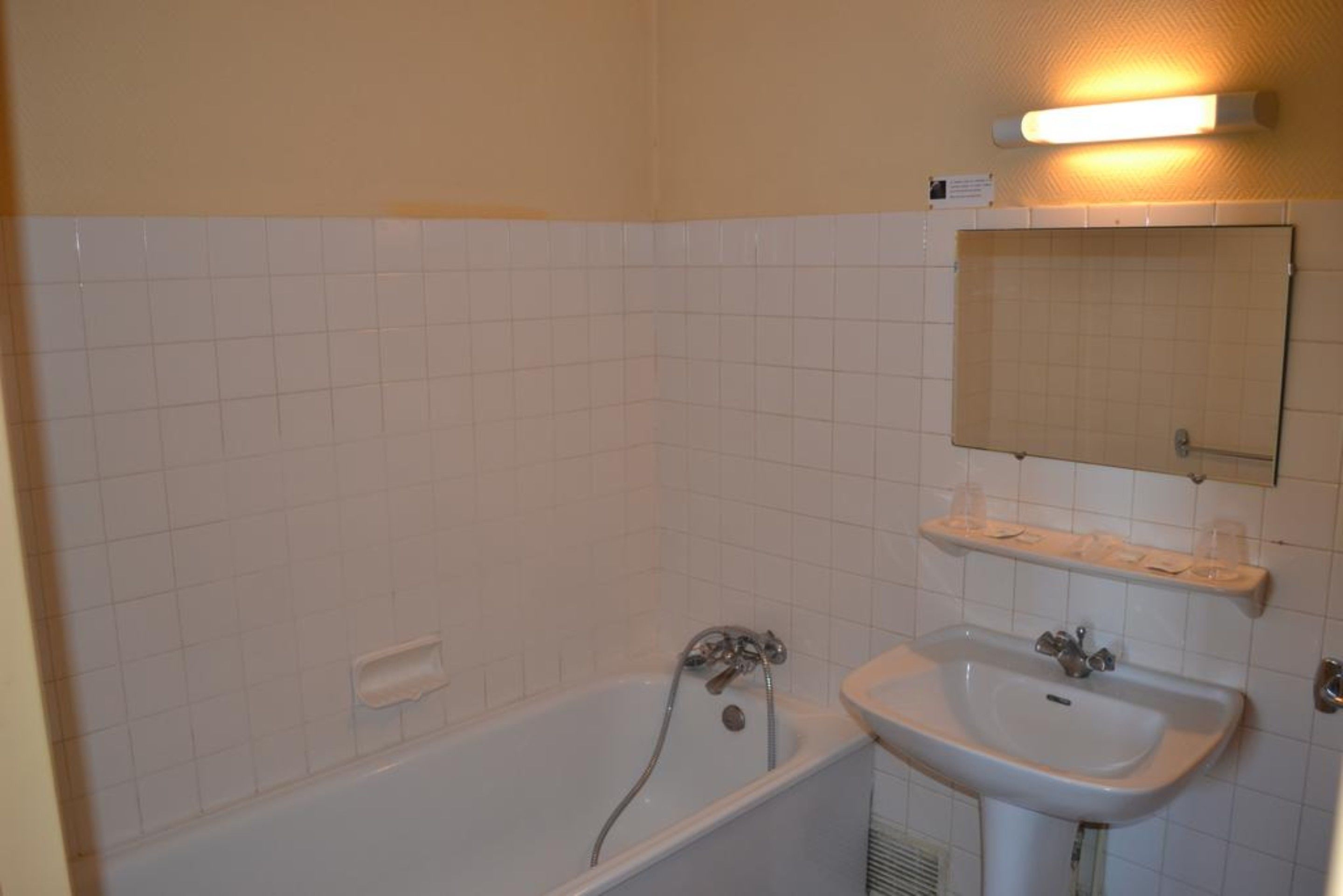 combined shower/bathtub, hair dryer, bidet, towels