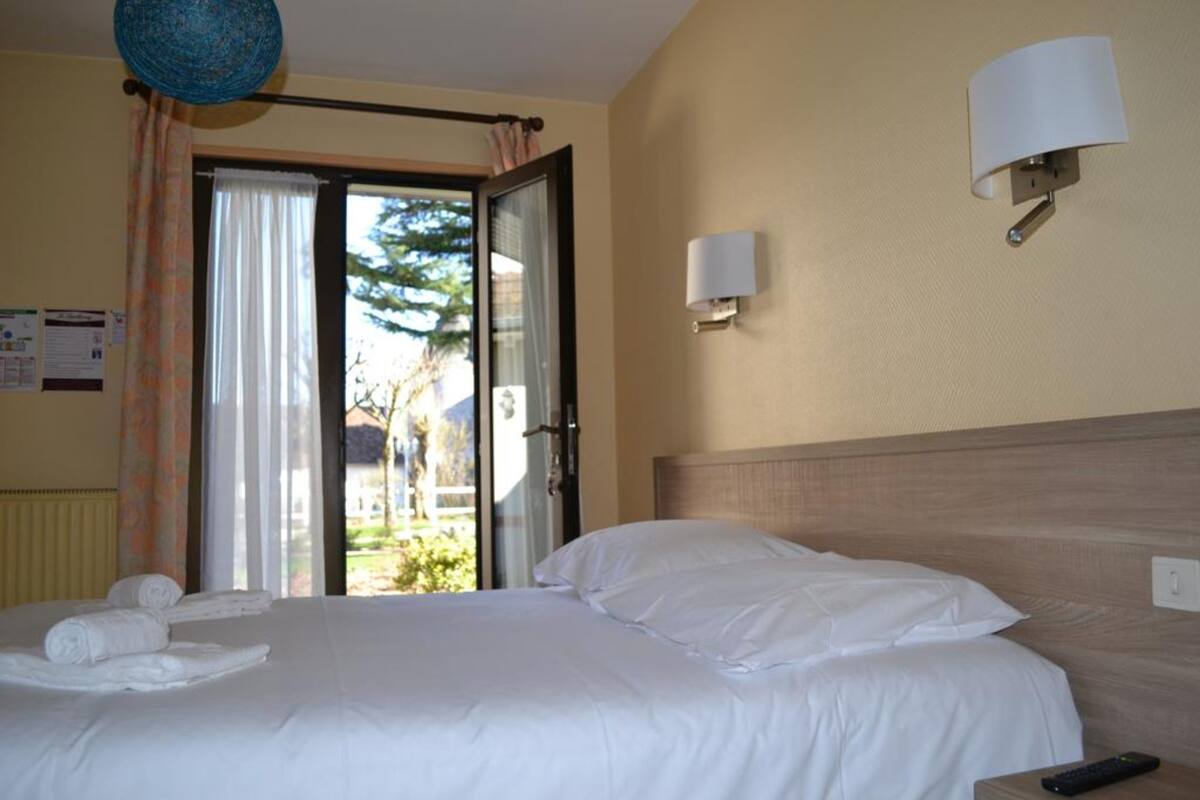 double room, 1 double bed | individually decorated, individually furnished, desk, blackout curtains