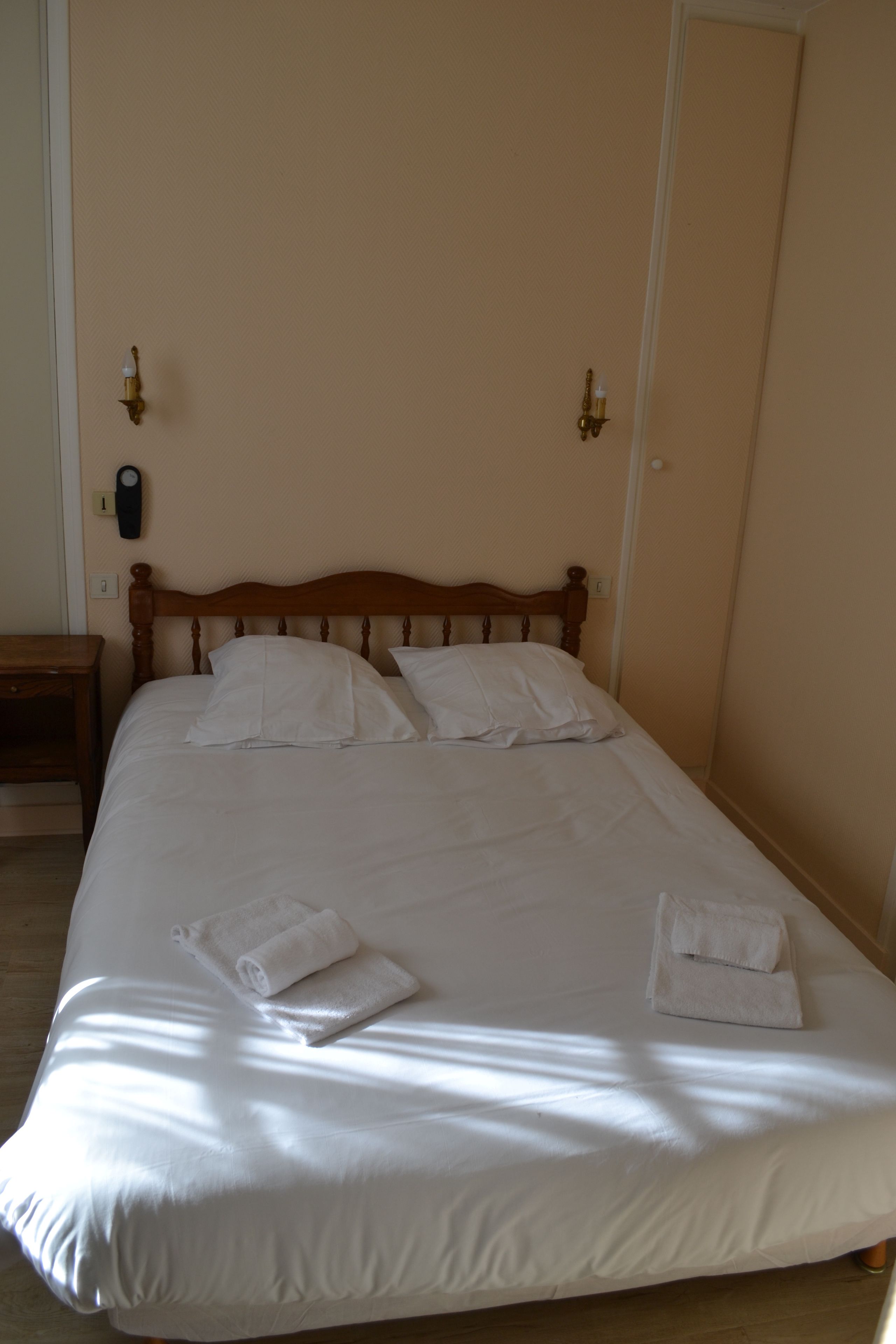 double room, 1 double bed | individually decorated, individually furnished, desk, blackout curtains