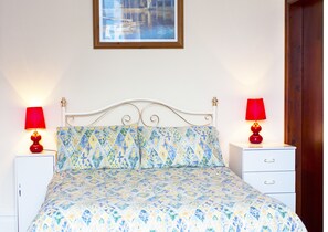 Appartement, vue partielle sur la mer (Flat 5) | Bureau, rideaux occultants, fer et planche à repasser, Wi-Fi gratuit