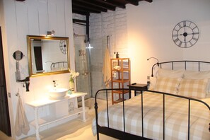 5 bedrooms, down duvets, minibar, individually decorated