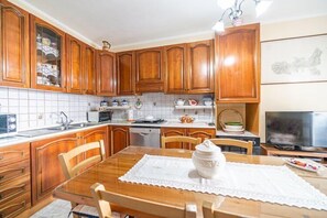 Kjøleskap og kjøkkenutstyr