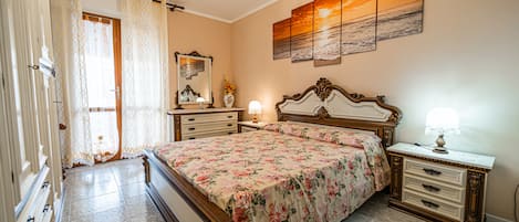 2 bedrooms, cribs/infant beds