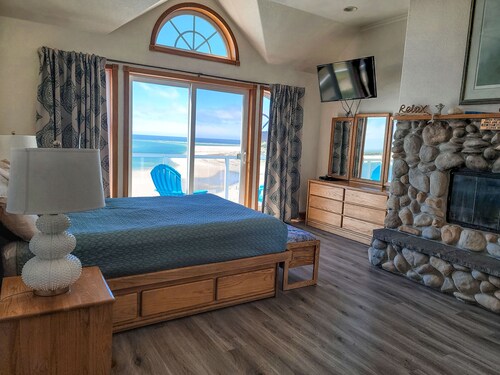 Gorgeous Bay and Ocean views! Sleeps 6
