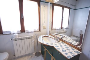 Monolocale | Bagno | Doccia, soffione a pioggia, asciugacapelli, bidet