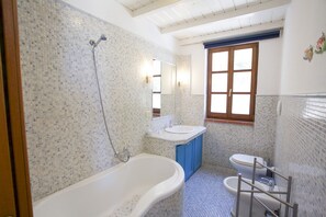 Villa - 2 sovrum | Badrum | Badkar/dusch, djupt badkar och bidé