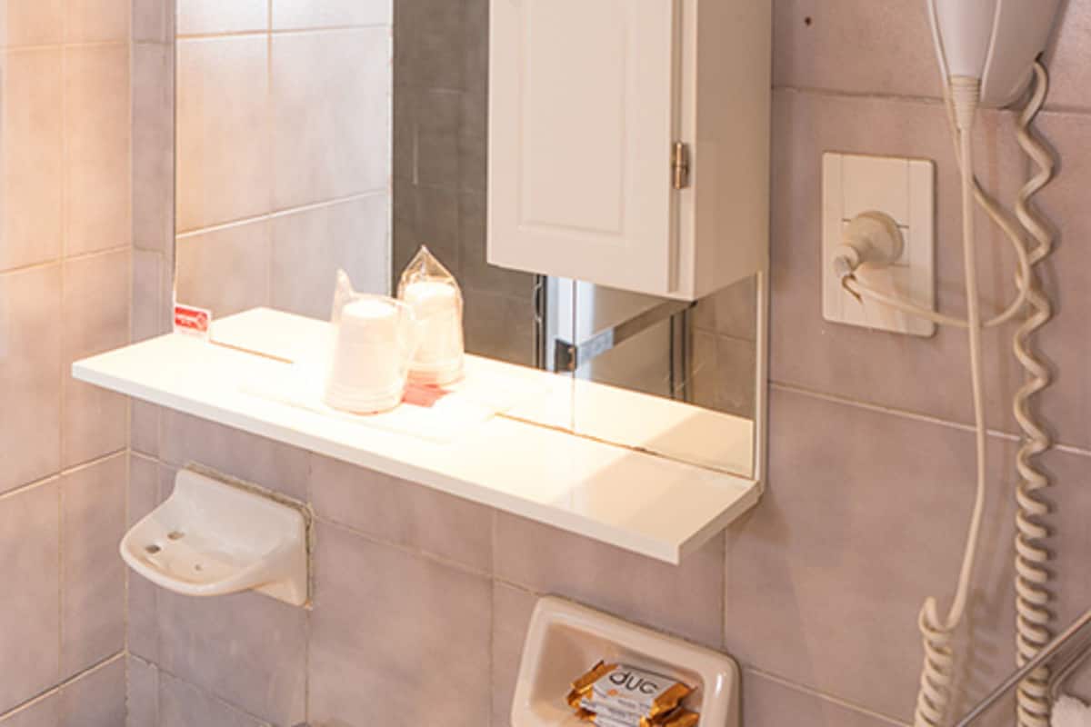 Regadera, amenidades de baño gratuitas, secadora de cabello, toallas