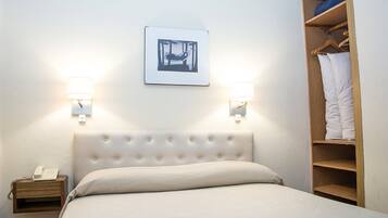 Habitación estándar con 1 cama matrimonial o 2 individuales | Caja de seguridad en la habitación, escritorio y wifi gratis