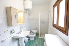 Apartment | Bathroom | Shower, hair dryer, bidet - Appartamento Le Conchiglie (Portoferraio)