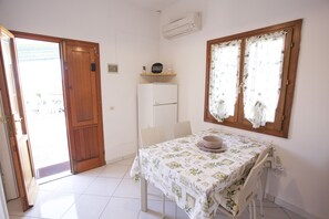 Apartment | Living area | Flat-screen TV - Appartamento Le Conchiglie (Portoferraio)