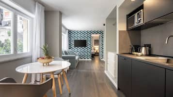 Apartment, Stadtblick | Wohnbereich | 32-Zoll-Flachbildfernseher mit Digitalempfang, Netflix