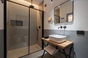 Quarto clássico, sacada, vista para a cidade | Banheiro | Chuveiro, chuveiro com efeito de chuva, produtos de toalete grátis 