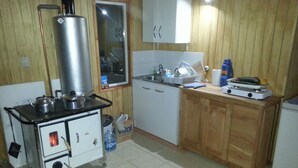 Standard Cabin, 3 Bedrooms, Non Smoking, Lake View | Dapur peribadi