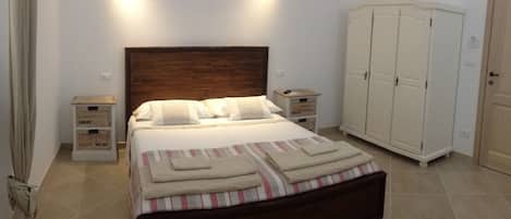 Camera con letto matrimoniale o 2 letti singoli | Una scrivania, Wi-Fi gratuito