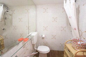 A bathroom with a shower, toilet, and glass-enclosed sink. - Villino Lacona (Capoliveri)
