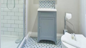 Bathroom - Suite 3 at 31 Meridian (Bristol)