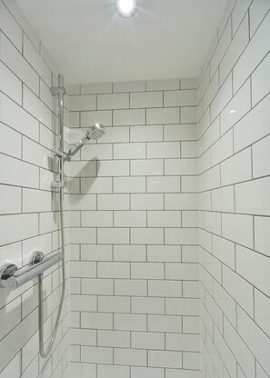 Bathroom shower - Suite 7 at 31 Meridian (Bristol)