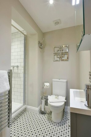 Bathroom - Suite 8 at 31 Meridian (Bristol)
