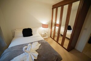 Iron/ironing board, free WiFi - Bright & Modern City Centre Space (Bristol)