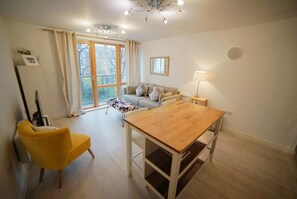 Iron/ironing board, free WiFi - Bright & Modern City Centre Space (Bristol)