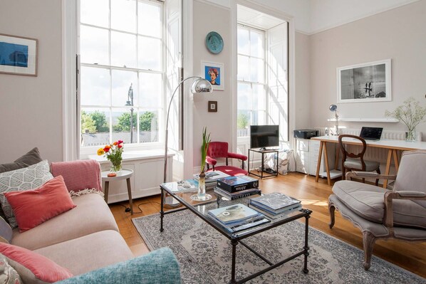 TV - Georgian Flat in Clifton Village (Bristol)